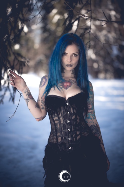 inblackphoto:  Riae|snow|wood|blackdress|NOPHOTOSHOP mod: riae sg