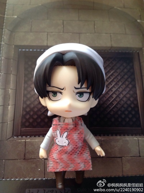 oliviamika:  I exchange their faces~~OMG!!! levi, do you like this pink apron? 