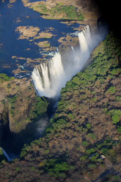 wonderous-world:  Victoria Falls, Zimbabwe by EBoechat 