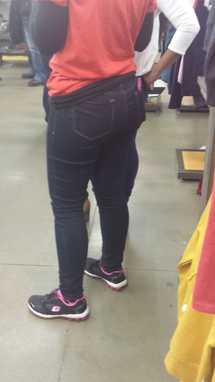 jeanslvr70:  Teen in jeans! By @creeplvr70