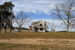 abandonedandurbex:This abandoned farm house in Missouri [3610x2432]