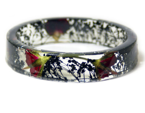 sosuperawesome:Real flower bracelets by ModernFlowerChild on Etsy• So Super Awesome is also on Faceb
