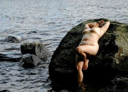 tlcrmtphotography:  Girl on a rock Photography by hubby Editing by me  Yess