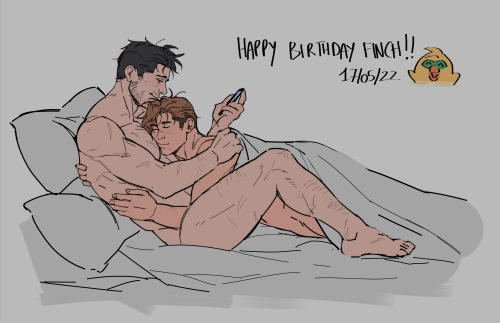 roshanina: finch wanted resting on batboobs hal pic so there u go (he’s @ ethfinch on twitter check 