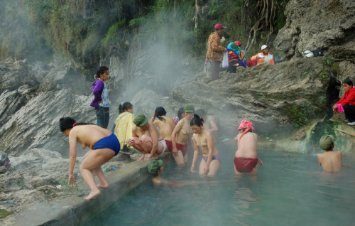 Chinese women at a hot spring. porn pictures