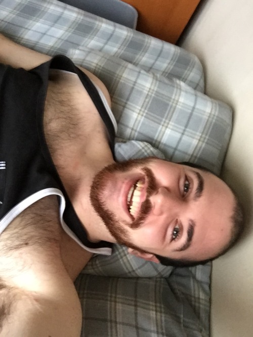 colethecolossus:  My method to take a decent smiling photo of myself 