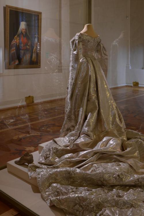 ohsoromanov:Empress Alexandra Feodorovna’s coronation dress, from the #Hermitage exhibition ’At the 