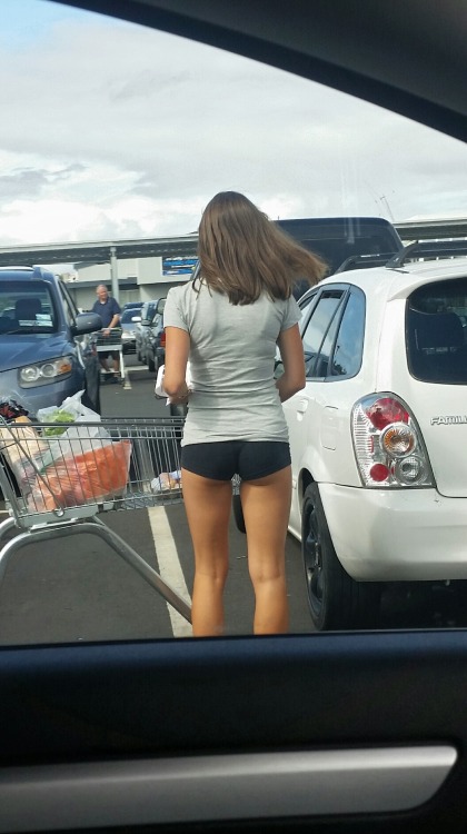 voyeur-creeps: Thank you for choosing to wear cheeky short shorts. Makes grocery shopping so much mo