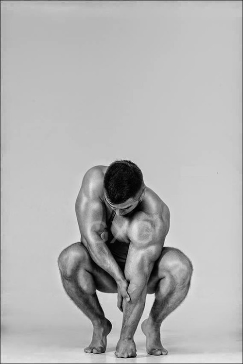 sexymusclebeast7:  langlitzhercules:  Leo Bartenev   Wow! Great artistry - and a pretty big dude, to boot!