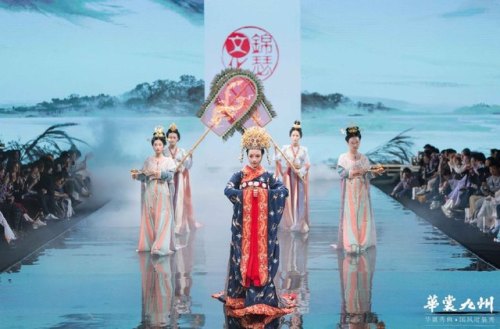 dressesofchina:HuaShangJiuZhou Dec. 2018 fashion show. Full show here.