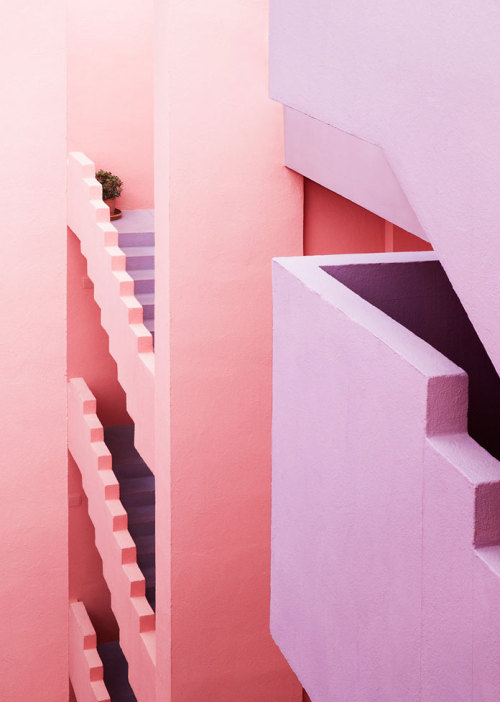 distantvoices: Ricardo Bofill’s Muralla Roja in Calpe