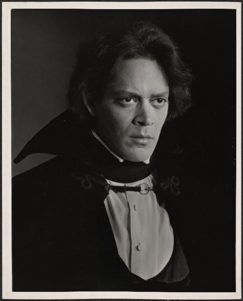 pygartheangel: Raul Julia