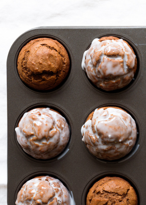 sweetoothgirl:One Bowl Pumpkin Gingerbread Muffins with Maple Vanilla Glaze