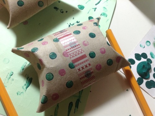 How to make a pillow box out of a loo roll for teeny Christmas presents! &hellip;may have looked bet