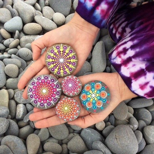 moonblossom: the-awesome-quotes:  Artist Paints Ocean Stones With Thousands Of Tiny