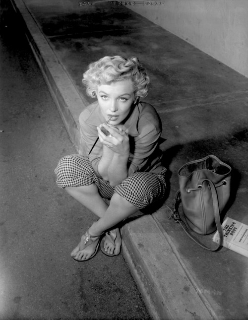 Marilyn Monroe applying makeup on the set of Clash By Night, 1951.Among her possessions: The Thinkin