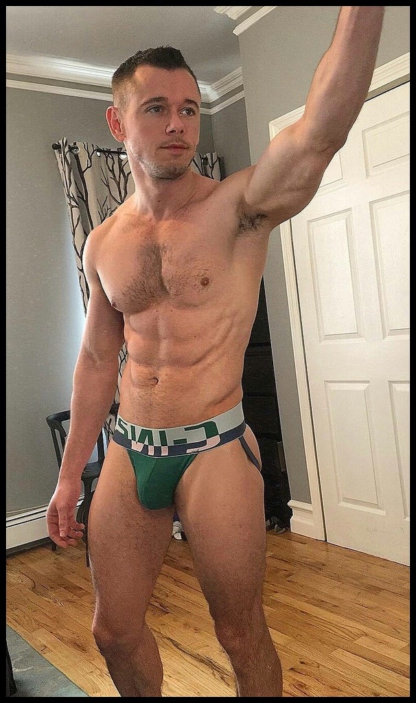 hotguysintheirunderwear:Please follow me @hotguysintheirunderwear  if you love bulges,