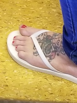 happy-feet-814:Loooove tatted feet!