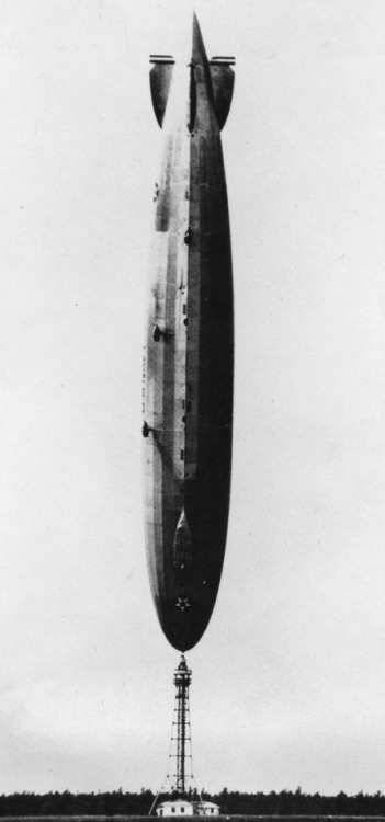 historicaltimes: The U.S. Navy’s dirigible Los Angeles, upended after a turbulent wind from the Atla