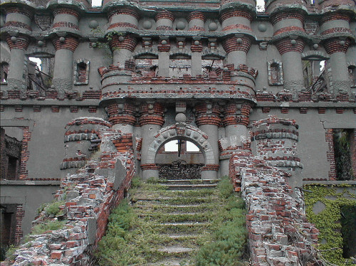 odditiesoflife:  Abandoned Bannerman Castle on Pollepel Island Businessman Francis Bannerman VI bought Pollepel Island, located on the Hudson River in New York, in 1900. He needed a place to store an arsenal. A place to store helmets, haversacks, mess