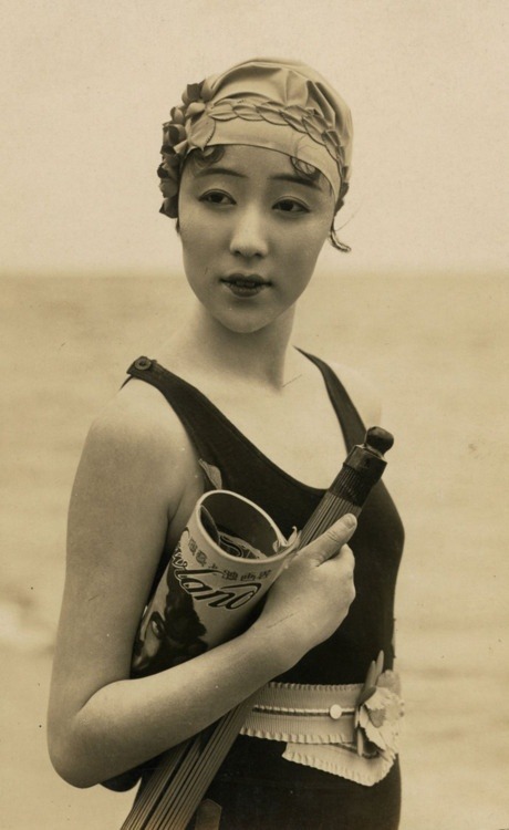 sisterwolf:In beach fashion, Japan, about 1920’s.