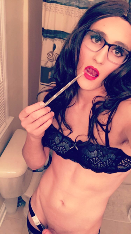 kenziecumslut:A little sissy sounding I’m Kenzie, a 19 year old sissy in Ohio. Please send me 