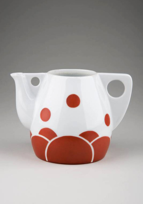 Jutta Sika, coffee/tea pot, jug, class of Kolo Moser, 1901-1902. Porcelain. MAK Vienna 