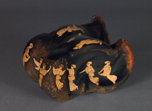 drakontomalloi:Anonymous Greek artist - Red-figured vessel in the form of a knucklebone (astragalos)