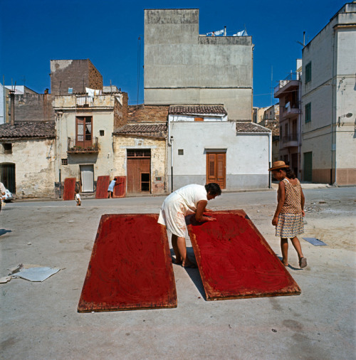 unrar: Sicily, Bagheria, Italy: preaping the tomato concentrate 1963, Ferdinando Scianna.
