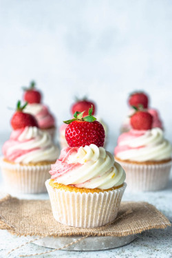 sweetoothgirl:   Strawberry Lemonade Cupcakes  