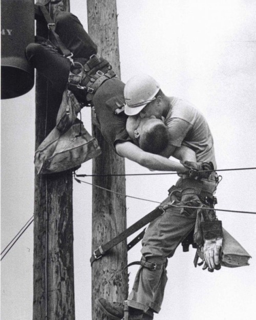 vigp14:  “The Kiss of Life”. This iconic photo shows a utility worker receiving mouth-to-mouth after being electrocuted. He survived. (1967). 