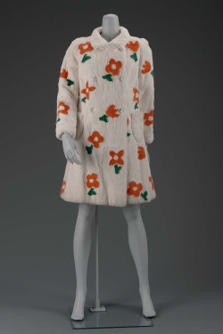 beatnik-boy:omgthatdress:Coat André Courrègés, 1965-1970 The Museum of Fine Arts, Bostoncould you imagine if this was mine???