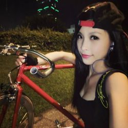 ifuckinlovefixedgearbikes:  雨後，騎車跑通告去….. #cycle  #fixedgear  #fixie  #死飞  #單車  #腳踏車  #自転車  #bike  #死飛 #單速車 #自行車 #台北 #fixedgeargirl by nianlin