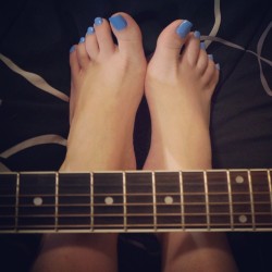 woomico:  #feet #fetish #footfetish #guitar