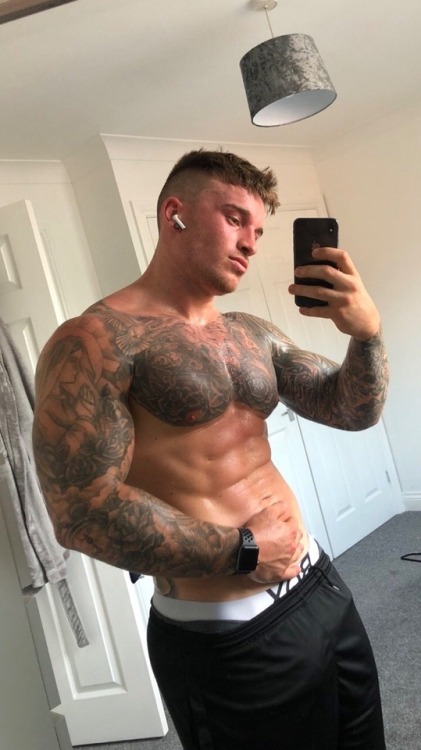 barejock:  Chris Hatton is a fuckable beastBarejock makes me drip