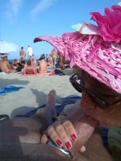 Porn Pics mum sucking me on the beach 