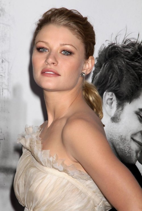 moviesaresexy:  Emilie De Ravin‘Remember Me’ New York Premiere  