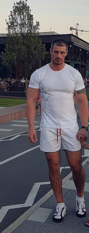 srpski-momci-seksi-sportisti:  velikimomci:bojan 33 years old muscle daddy; 195cm, 113 kg Ne sumljam da ima gomile koji mu se nabacuju da mu dudlaju i da ih jebe … :-)) nebitno i da mu je kurac 11 cm … 