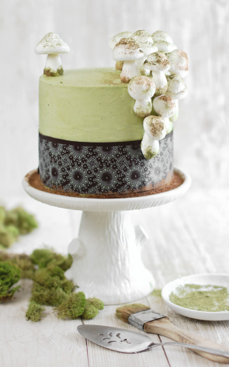 fuckyeahmatcha: confectionerybliss: Matcha-Almond Layer Cake with Meringue Mushrooms {by Sprinkle Ba