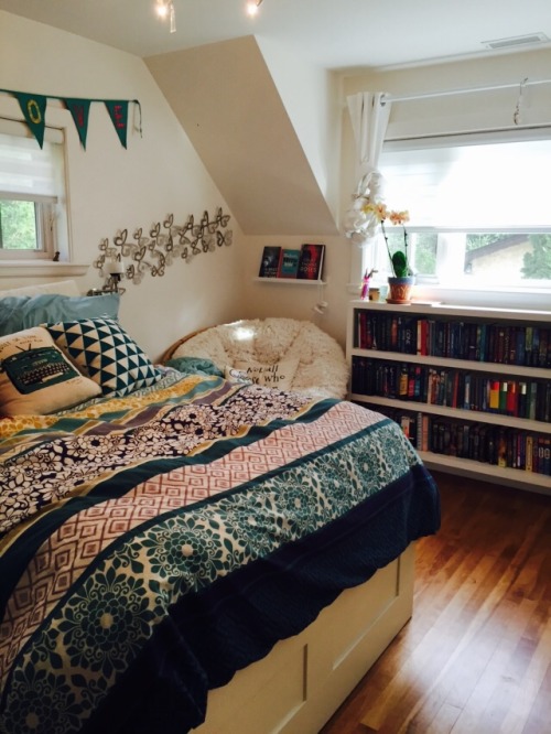 mayareads:  my room is my favourite place in the entire world. 