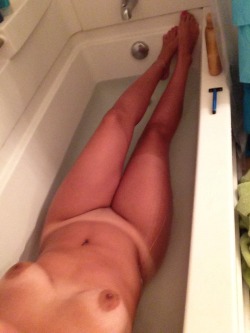 mrowekamp:  fuckbarbiehard:  Bath time is the best time!🛀🚿  With you in the bath, oh yes it is.