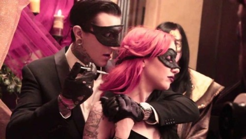 miss-high-voltage: »Don’t you try to hide with those angel eyes«