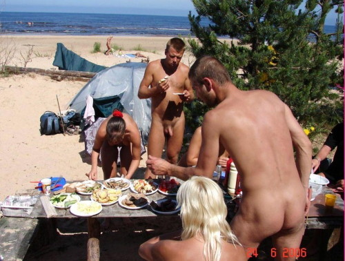 nudesven: Those who eat naked aren’t afraid of getting dirty. ;)