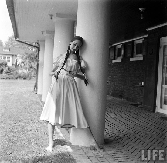 somemoondroptitle:  Photography by Nina Leen for Life Magazine, 1952. 