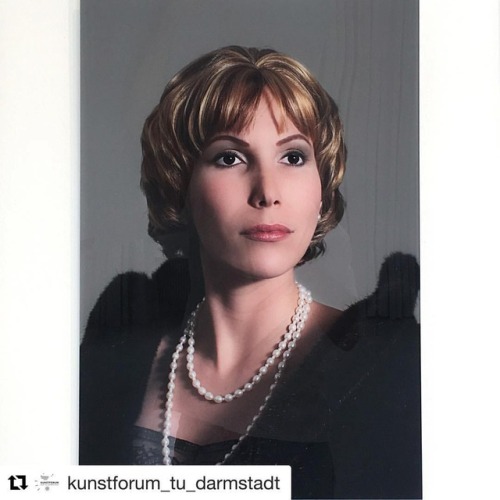 #Repost @kunstforum_tu_darmstadt with @get_repost
・・・
Portrait aus der Serie „Born Nowhere“,2011-2013 von Laís Pontes @laispontes
.
Sie hinterfragt den Aspekt der Identitätsbildung und bedient sich dabei der sozialen Medien. Sie fotografierte sich...