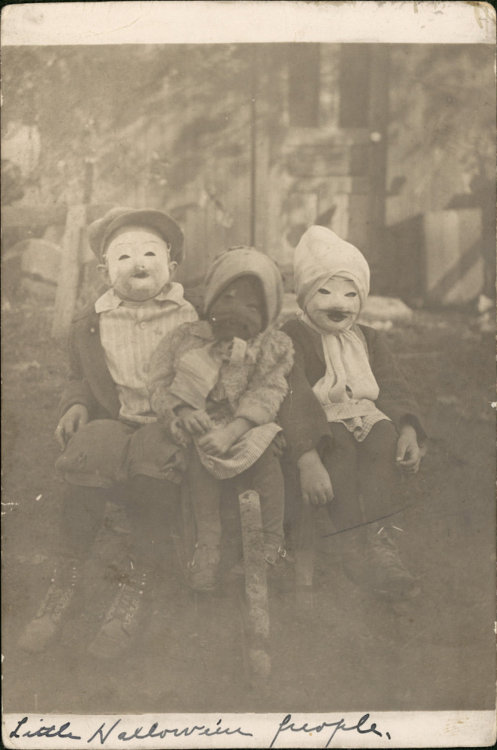 odditiesoflife:  Creepy Vintage Halloween Photographs These wonderfully creepy images of Halloween’s past come from the book, Haunted Air. The book features dozens of anonymous vintage Halloween photos dating between 1875 and 1955. The photos in the