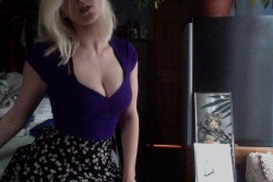 the-cleavage-collective:  Please enjoy my amateur cleavage ;) &lt;3 || the-cleavage-collective.tumblr.com