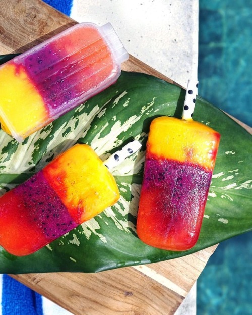 Mango, dragon fruit 🐉 and papaya popsicle! 💕Less is more when you have the freshest and juiciest fruits at hand; 🍌🍉🍓🍑🍍🥝 then it’s as easy as blending the fruits to create your delicious popsicles. ❄️ Let’s Go! 😋