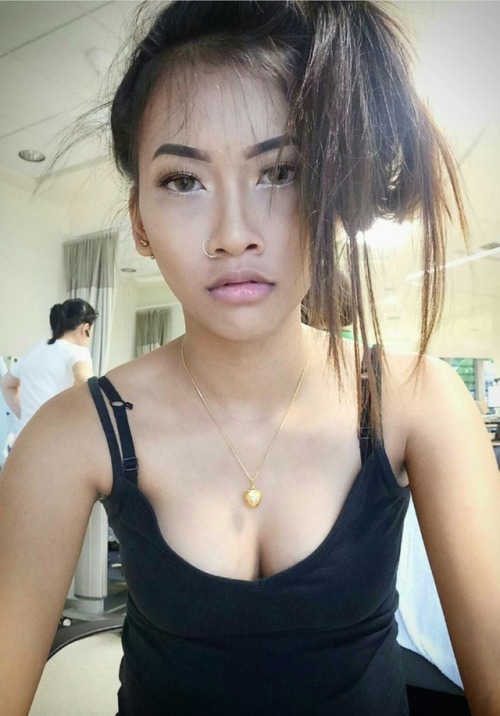 slutssg: valiantcreationthingsg: shvhvrvl: batangpalingbig: her tits is so nice to be suck…..