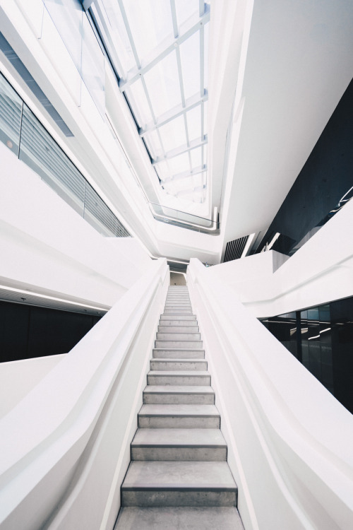 hong kong polytechnic university’s innovation tower.designed by zaha hadid.